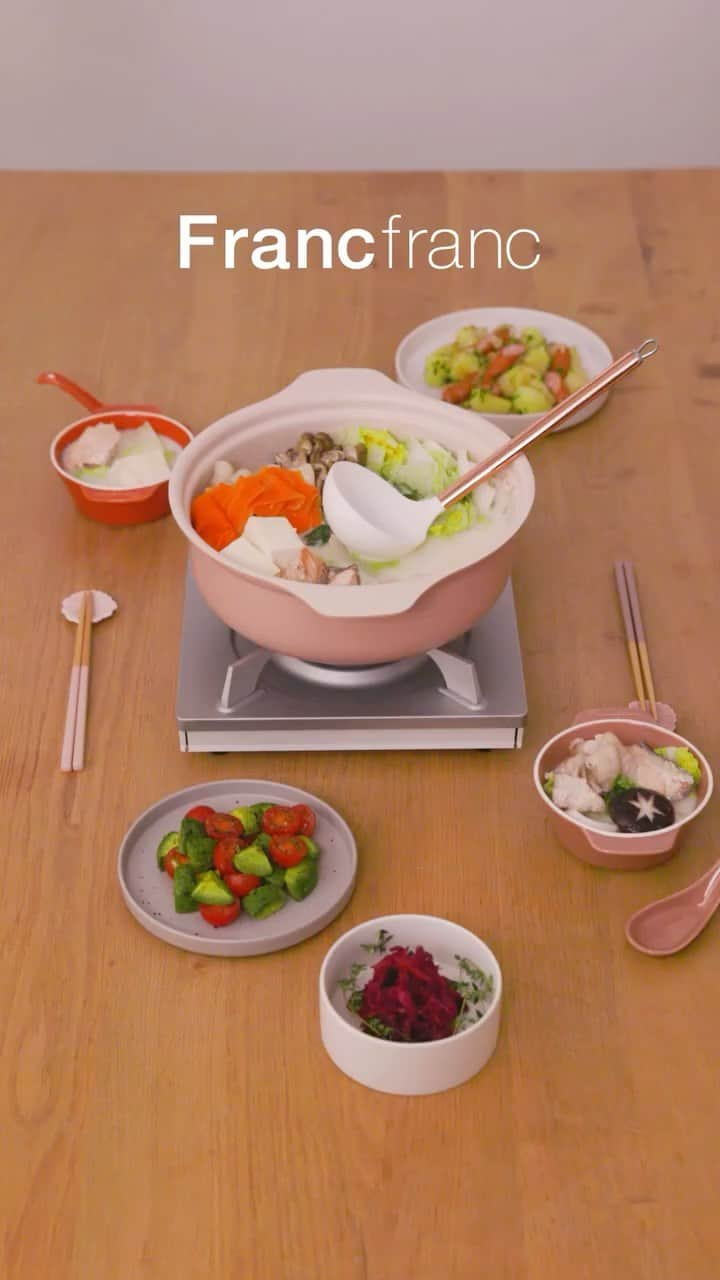 Francfrancのインスタグラム：「＼みんなで鍋パしよう🍲🧡／ ぐっと気温が下がり、お鍋がおいしい季節になりました😋  かわいいキッチンアイテムを揃えて 家族や友人と鍋パーティーをしませんか？🍲  Francfrancの24cm鍋は 2～4人でお鍋を囲むのにちょうどいいサイズ感👨‍👩‍👦‍👦  落ち着いたピンクやブルーのカラーリングで 食材を華やかに惹きたてます✨  つまみの溝にはお箸やお玉を乗せることも🥢👌  とんすいとしても使える可愛らしいウェアを色違いで揃えて カラフルで楽しい食卓をお楽しみください🧡  ・バイカラー 軽量クッキングポット 24cm　¥4,980（税込） 　※直火・IH対応 ・リム オーブンウェア S　¥800（税込） ・レンゲ　¥400（税込）  #francfranc #フランフラン #francfrancのある生活 #鍋 #鍋料理 #鍋パ #おうちごはん #耐熱皿 #鍋パーティー #レンゲ #テーブルコーディネート #キッチン雑貨」