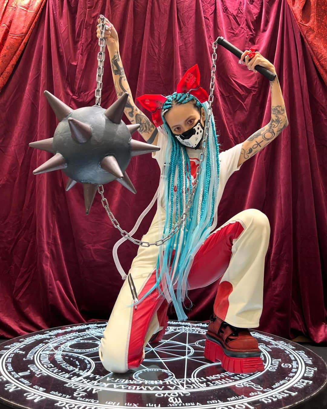 ナカオエリコのインスタグラム：「⛓️Eriko Morningstar🪽 #武器屋」