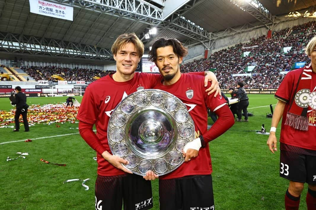 山口蛍さんのインスタグラム写真 - (山口蛍Instagram)「🏆champion🏆 頼りなくて、後輩にしたら嫌いな先輩だったかもしれないけど最後までついてきてくれてありがとう。  怪我で離脱して戻るまでこの状況を作ってくれたチームメイトのみんなありがとう。  神戸に来て5年、全くチームの力にクラブの力になれてないと感じて過ごした5年、この景色を共に見れたサポーターに感謝。  自分の身体をケアしてくれたメディカル、治療してくれた方々、そして文句言わずに自分の無茶を承知で毎日、毎日送り出してくれた奥さんありがとう。  全ての人に支えられた優勝でした。  #ヴィッセル神戸 #一致団結 #トモニイコウ」11月26日 21時01分 - hotaru10_official