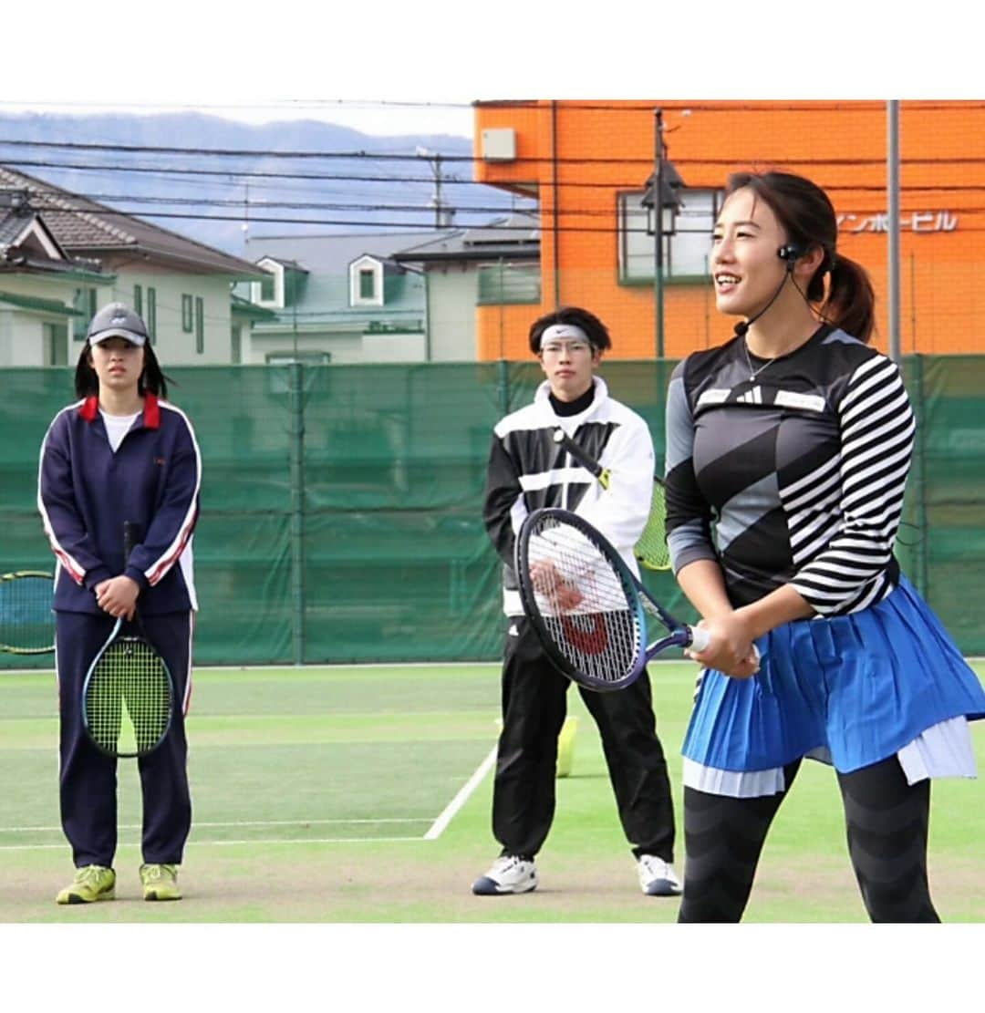 加藤未唯さんのインスタグラム写真 - (加藤未唯Instagram)「テニス教室＆講演会 at 長野・塩尻🍎🍇 駅に着いたら空気が良く感じたし、自然に囲まれた中でのテニスは気持ちよかったな～⛰ 子ども達とジュニアとテニスで触れ合えて凄く楽しくて、エネルギー沢山もらいました！みんなありがとう～🫰  こんなにホスピタリティの素晴らしいイベントは初めてで、感謝感激雨霰っていう感じでした🩷 開催するにあたりご尽力くださいました塩尻桔梗ライオンズクラブの皆様、百瀬塩尻市長ありがとうございました🙇‍♀️ 特に百瀬市長のご挨拶には感動致しました🥹  もっとゆっくり温泉に浸りたかったな～♨️ またゆっくり寄せてください。 名残りおしいので、あずさ2号歌っときました🎧´‐ 🎶  P.Sバリから長野の気温差エグすぎて(30℃以上)焦りんこでした。 #長野 #塩尻 #奈良井宿 #塩尻桔梗ライオンズクラブ  #テニスイベント #ダダくんありがとう 講演会の写真は @yoshitoyanagida さんに撮ってもらったものです📸」11月26日 21時03分 - miyukato1121