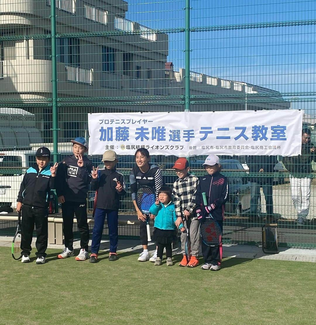 加藤未唯さんのインスタグラム写真 - (加藤未唯Instagram)「テニス教室＆講演会 at 長野・塩尻🍎🍇 駅に着いたら空気が良く感じたし、自然に囲まれた中でのテニスは気持ちよかったな～⛰ 子ども達とジュニアとテニスで触れ合えて凄く楽しくて、エネルギー沢山もらいました！みんなありがとう～🫰  こんなにホスピタリティの素晴らしいイベントは初めてで、感謝感激雨霰っていう感じでした🩷 開催するにあたりご尽力くださいました塩尻桔梗ライオンズクラブの皆様、百瀬塩尻市長ありがとうございました🙇‍♀️ 特に百瀬市長のご挨拶には感動致しました🥹  もっとゆっくり温泉に浸りたかったな～♨️ またゆっくり寄せてください。 名残りおしいので、あずさ2号歌っときました🎧´‐ 🎶  P.Sバリから長野の気温差エグすぎて(30℃以上)焦りんこでした。 #長野 #塩尻 #奈良井宿 #塩尻桔梗ライオンズクラブ  #テニスイベント #ダダくんありがとう 講演会の写真は @yoshitoyanagida さんに撮ってもらったものです📸」11月26日 21時03分 - miyukato1121