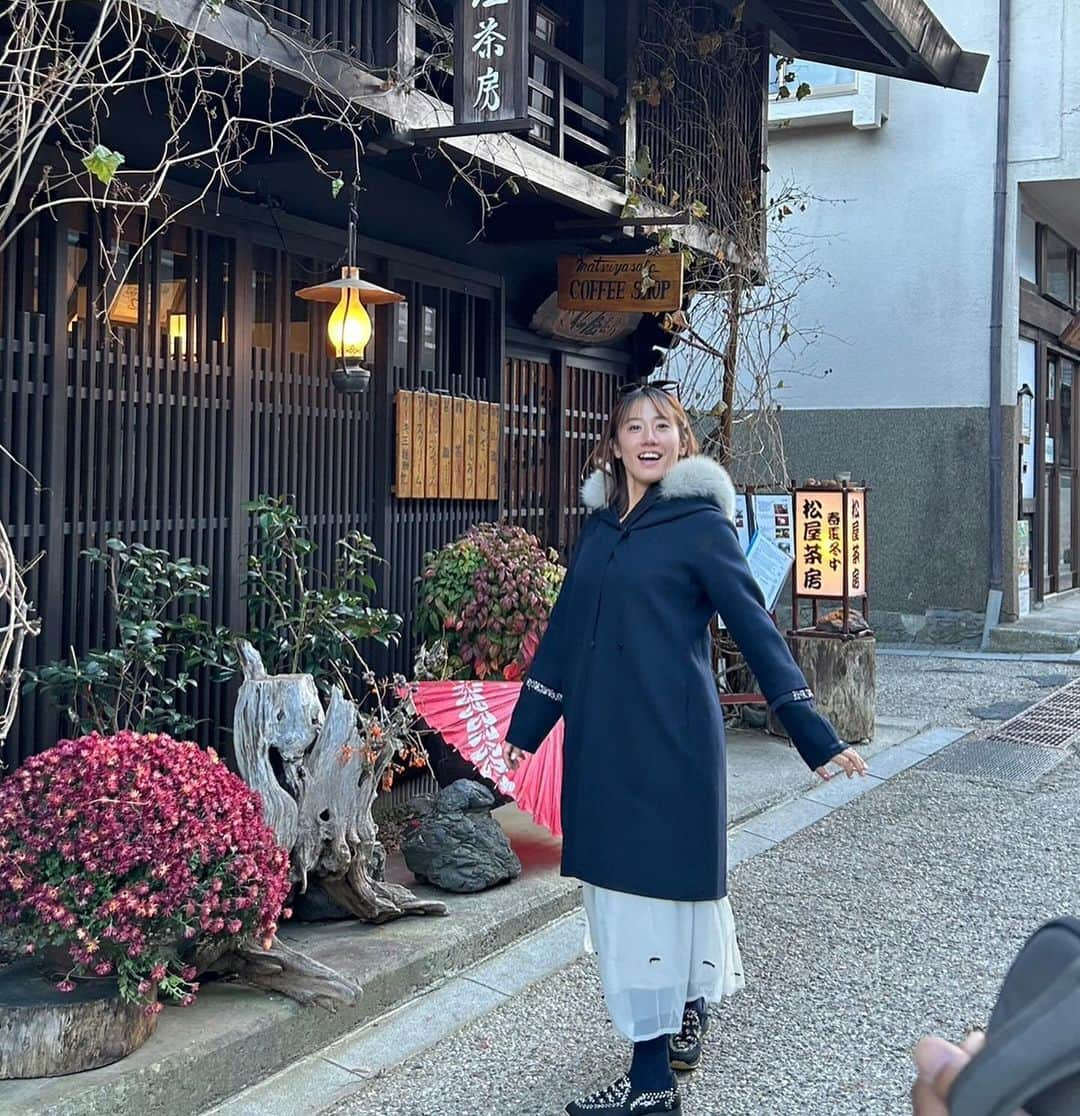 加藤未唯さんのインスタグラム写真 - (加藤未唯Instagram)「テニス教室＆講演会 at 長野・塩尻🍎🍇 駅に着いたら空気が良く感じたし、自然に囲まれた中でのテニスは気持ちよかったな～⛰ 子ども達とジュニアとテニスで触れ合えて凄く楽しくて、エネルギー沢山もらいました！みんなありがとう～🫰  こんなにホスピタリティの素晴らしいイベントは初めてで、感謝感激雨霰っていう感じでした🩷 開催するにあたりご尽力くださいました塩尻桔梗ライオンズクラブの皆様、百瀬塩尻市長ありがとうございました🙇‍♀️ 特に百瀬市長のご挨拶には感動致しました🥹  もっとゆっくり温泉に浸りたかったな～♨️ またゆっくり寄せてください。 名残りおしいので、あずさ2号歌っときました🎧´‐ 🎶  P.Sバリから長野の気温差エグすぎて(30℃以上)焦りんこでした。 #長野 #塩尻 #奈良井宿 #塩尻桔梗ライオンズクラブ  #テニスイベント #ダダくんありがとう 講演会の写真は @yoshitoyanagida さんに撮ってもらったものです📸」11月26日 21時03分 - miyukato1121