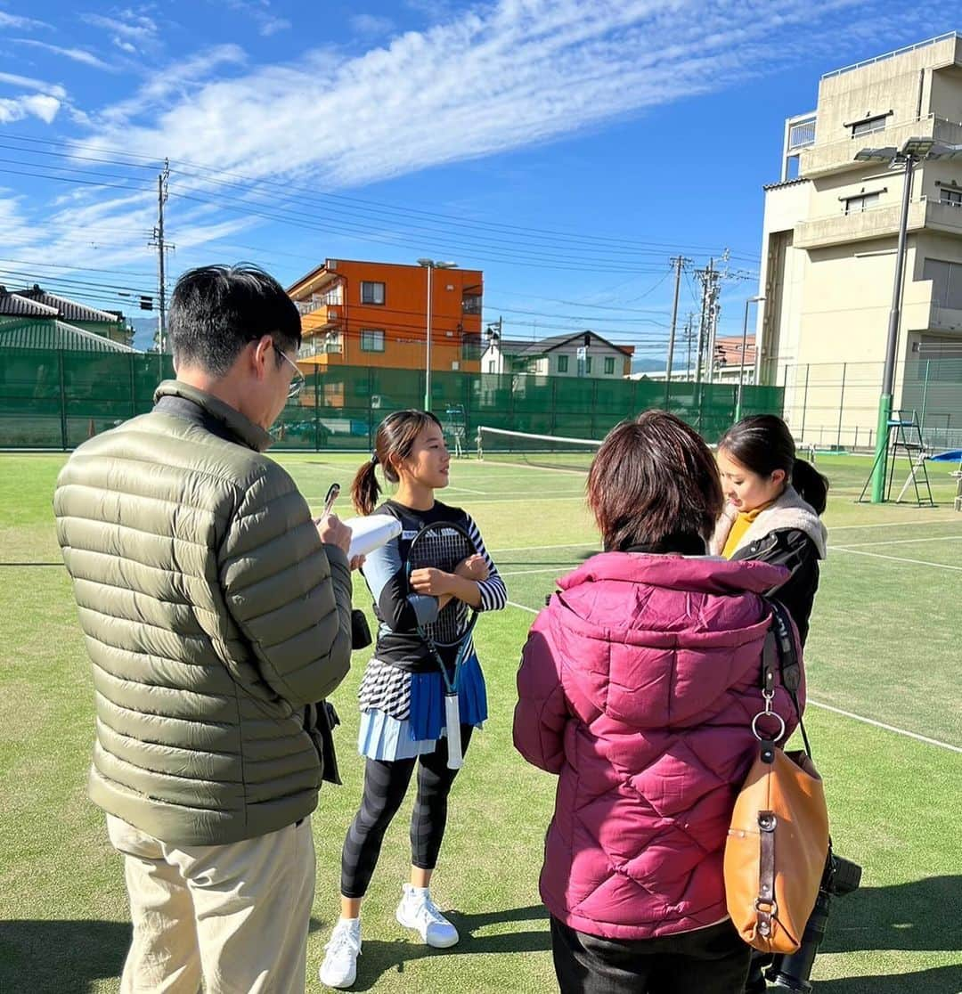 加藤未唯のインスタグラム：「テニス教室＆講演会 at 長野・塩尻🍎🍇 駅に着いたら空気が良く感じたし、自然に囲まれた中でのテニスは気持ちよかったな～⛰ 子ども達とジュニアとテニスで触れ合えて凄く楽しくて、エネルギー沢山もらいました！みんなありがとう～🫰  こんなにホスピタリティの素晴らしいイベントは初めてで、感謝感激雨霰っていう感じでした🩷 開催するにあたりご尽力くださいました塩尻桔梗ライオンズクラブの皆様、百瀬塩尻市長ありがとうございました🙇‍♀️ 特に百瀬市長のご挨拶には感動致しました🥹  もっとゆっくり温泉に浸りたかったな～♨️ またゆっくり寄せてください。 名残りおしいので、あずさ2号歌っときました🎧´‐ 🎶  P.Sバリから長野の気温差エグすぎて(30℃以上)焦りんこでした。 #長野 #塩尻 #奈良井宿 #塩尻桔梗ライオンズクラブ  #テニスイベント #ダダくんありがとう 講演会の写真は @yoshitoyanagida さんに撮ってもらったものです📸」