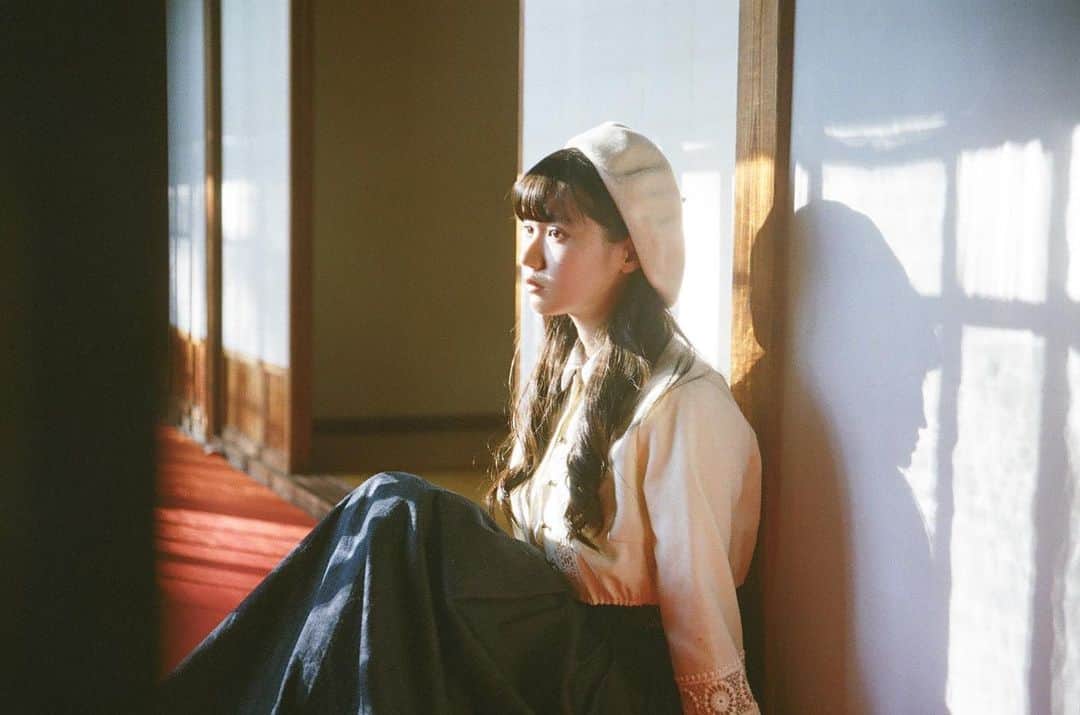 荒川ちかのインスタグラム：「寒くなってきて日の当たる暖かいところを探す日々です。 皆さんもあったかくして風邪をひかないように気をつけて下さいね🐈」