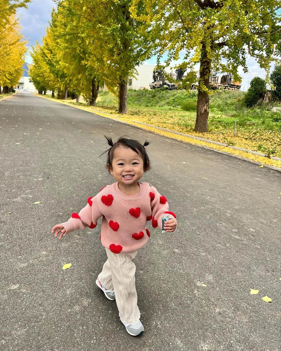 草野春香のインスタグラム：「.👧🏻❤️🍭📸🍂  アンパンマンチョコ握りしめて ずっと走り回ってた🐥🍫 可愛すぎて会うたび写真が増える🎞💞✨  #2歳 #2歳コーデ  #イチョウ並木」