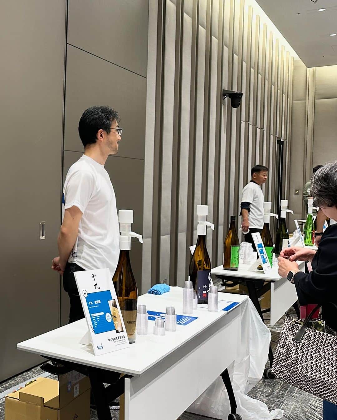 児玉アメリア彩さんのインスタグラム写真 - (児玉アメリア彩Instagram)「【信州のIPPON！長野県の日本酒＆ワインと出会 う１日】 長野県ならではのお酒イベントに行ってきましたー！ ⁡ ⁡ 私の出身地、大好きな長野県は 「酒蔵とワイナリーの数がそれぞれ国内第2位」 そんな自慢の醸造酒が集まる一大イベントが長野県小売酒販組合連合会主催で 東京ミッドタウン八重洲にて開催でした🍶🍷 ⁡ 日本酒とワイン、どちらも同会場に並ぶ様子がこのイベントならでは！ ⁡ ⁡ 今回は全てが常温試飲且つセルフサーブ(プッシュ式)というのもポイント。よってワインは赤のみの提供でしたが、 冷やす・注ぐプロセスがないので、人が常時スタンバイする必要がなく、すっきりとした印象☺️ ⁡ ⁡ その分有料試飲フロアでは酒蔵・ワイナリーの造り手の皆さんとゆっくりお話しできました！ 一杯の量がかなりたっぷりだったのでコスパも👏🏻 ⁡ トークイベントもあり、メンバーもかなり豪華でした！(この時間に合わせてイベント行った私)✨ ⁡ ⁡ ⁡ 生産者と流通、日本酒とワインと、 新たな化学反応が起きるような面白い空間でした 故郷がより一層誇りに思えるなぁ ⁡ また開催されることを願って🍎 関係者の皆さまお疲れさまでした✨ ⁡ ⁡ ⁡ ⁡ #日本酒イベント #ワインイベント #長野県 #長野名物 #長野グルメ #長野県グルメ #信州のippon」11月26日 21時06分 - aya_amelia_kodama