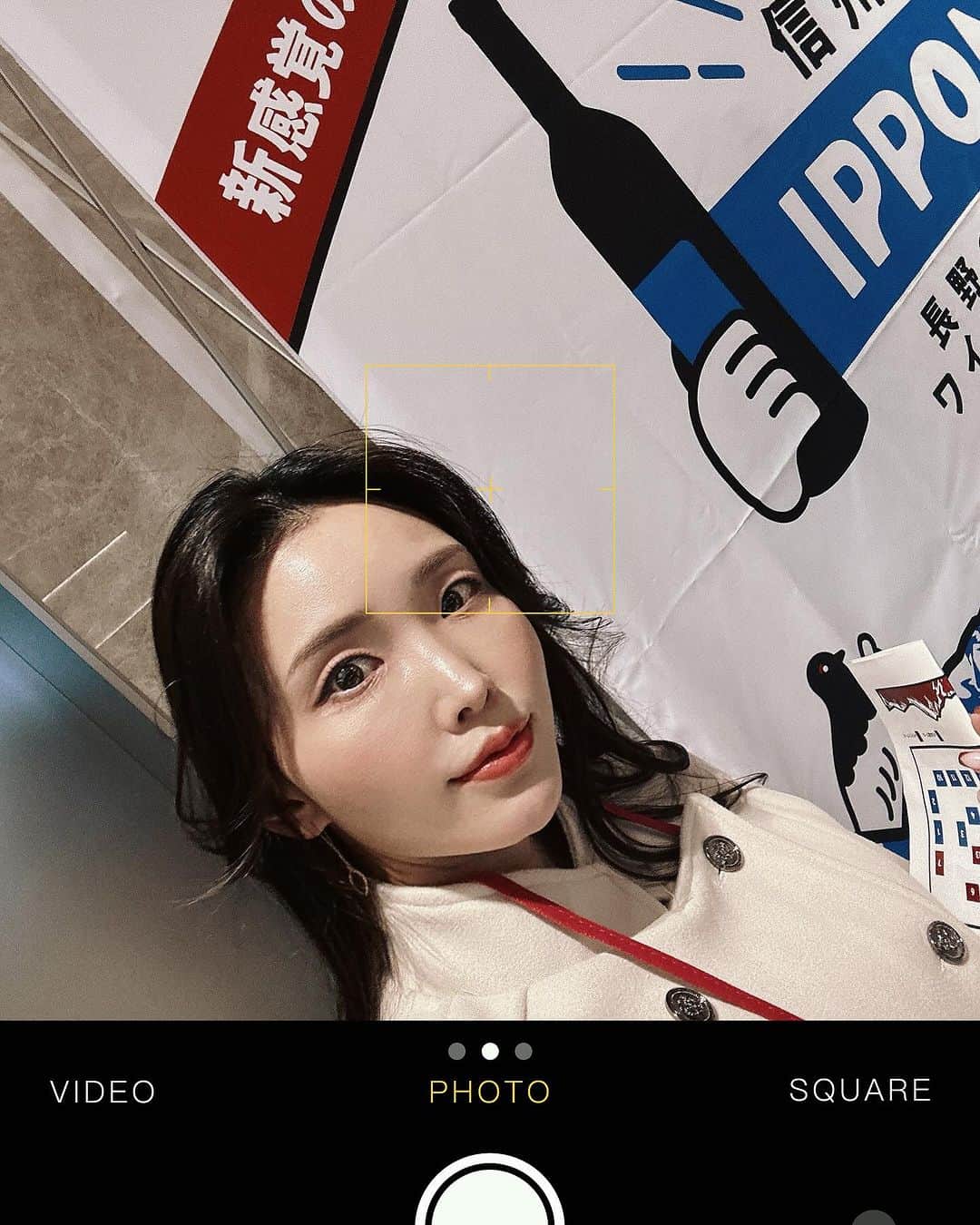 児玉アメリア彩さんのインスタグラム写真 - (児玉アメリア彩Instagram)「【信州のIPPON！長野県の日本酒＆ワインと出会 う１日】 長野県ならではのお酒イベントに行ってきましたー！ ⁡ ⁡ 私の出身地、大好きな長野県は 「酒蔵とワイナリーの数がそれぞれ国内第2位」 そんな自慢の醸造酒が集まる一大イベントが長野県小売酒販組合連合会主催で 東京ミッドタウン八重洲にて開催でした🍶🍷 ⁡ 日本酒とワイン、どちらも同会場に並ぶ様子がこのイベントならでは！ ⁡ ⁡ 今回は全てが常温試飲且つセルフサーブ(プッシュ式)というのもポイント。よってワインは赤のみの提供でしたが、 冷やす・注ぐプロセスがないので、人が常時スタンバイする必要がなく、すっきりとした印象☺️ ⁡ ⁡ その分有料試飲フロアでは酒蔵・ワイナリーの造り手の皆さんとゆっくりお話しできました！ 一杯の量がかなりたっぷりだったのでコスパも👏🏻 ⁡ トークイベントもあり、メンバーもかなり豪華でした！(この時間に合わせてイベント行った私)✨ ⁡ ⁡ ⁡ 生産者と流通、日本酒とワインと、 新たな化学反応が起きるような面白い空間でした 故郷がより一層誇りに思えるなぁ ⁡ また開催されることを願って🍎 関係者の皆さまお疲れさまでした✨ ⁡ ⁡ ⁡ ⁡ #日本酒イベント #ワインイベント #長野県 #長野名物 #長野グルメ #長野県グルメ #信州のippon」11月26日 21時06分 - aya_amelia_kodama