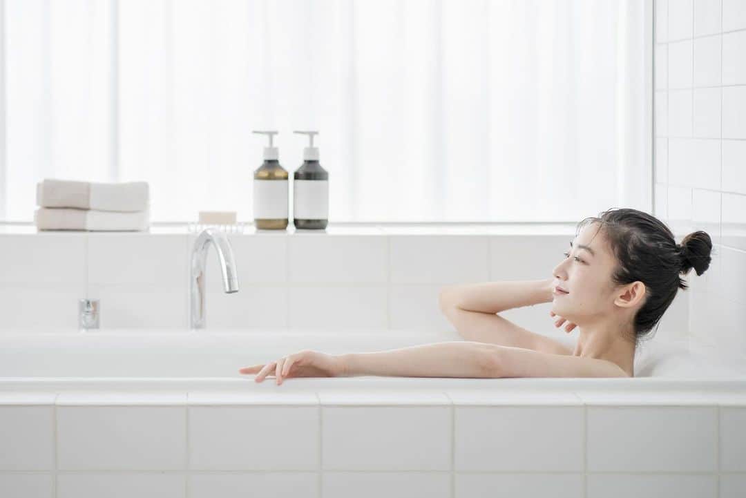 中田絢千のインスタグラム：「🛁 『HAA』ブランドイメージに（引き続き）出ています。  本日11/26は「いい風呂」の日。 寒さとともに年末年始も猛スピードで近づいてくるこの頃ですが、心も身体も は〜 っとほぐれるひとときのお供に🔥  あ〜、湯けむり漂う別府が恋しいな〜〜 #HAA #haaforbath」
