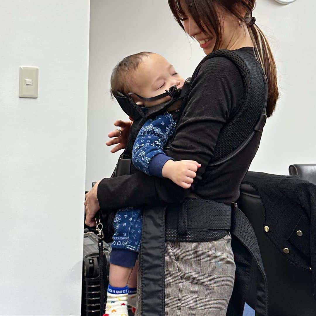 高橋ユウさんのインスタグラム写真 - (高橋ユウInstagram)「今日は衣装に合わせてポップにしてもらいました🩵💛 @hairmakeupbylisayamaguchi   今日は日曜日ということで息子たちも現場へ。 倫壽はマネージャーのゆりなちゃんに抱っこしてもらって寝て、 禅清もめちゃ楽しんで居ました🙏🍀周りの皆さんのおかげで仕事できています。ありがたい。。 朝から「ドーナツ食べたい」と言っていた禅清。お仕事も付いてきてくれたし、仕事終わってからドーナツ屋さん🍩 ありがとうみんな🥹🥹」11月26日 21時09分 - takahashiyu.official