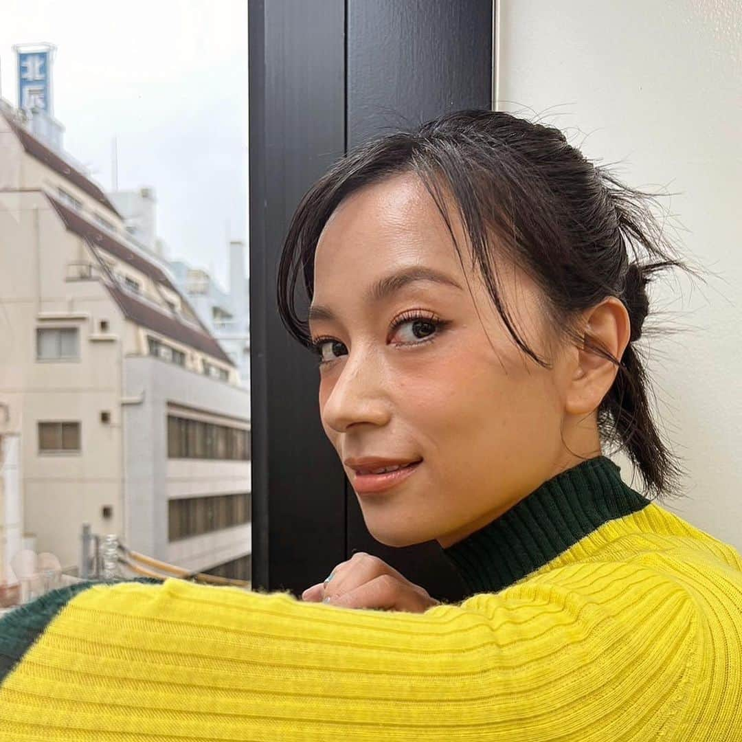 高橋ユウさんのインスタグラム写真 - (高橋ユウInstagram)「今日は衣装に合わせてポップにしてもらいました🩵💛 @hairmakeupbylisayamaguchi   今日は日曜日ということで息子たちも現場へ。 倫壽はマネージャーのゆりなちゃんに抱っこしてもらって寝て、 禅清もめちゃ楽しんで居ました🙏🍀周りの皆さんのおかげで仕事できています。ありがたい。。 朝から「ドーナツ食べたい」と言っていた禅清。お仕事も付いてきてくれたし、仕事終わってからドーナツ屋さん🍩 ありがとうみんな🥹🥹」11月26日 21時09分 - takahashiyu.official