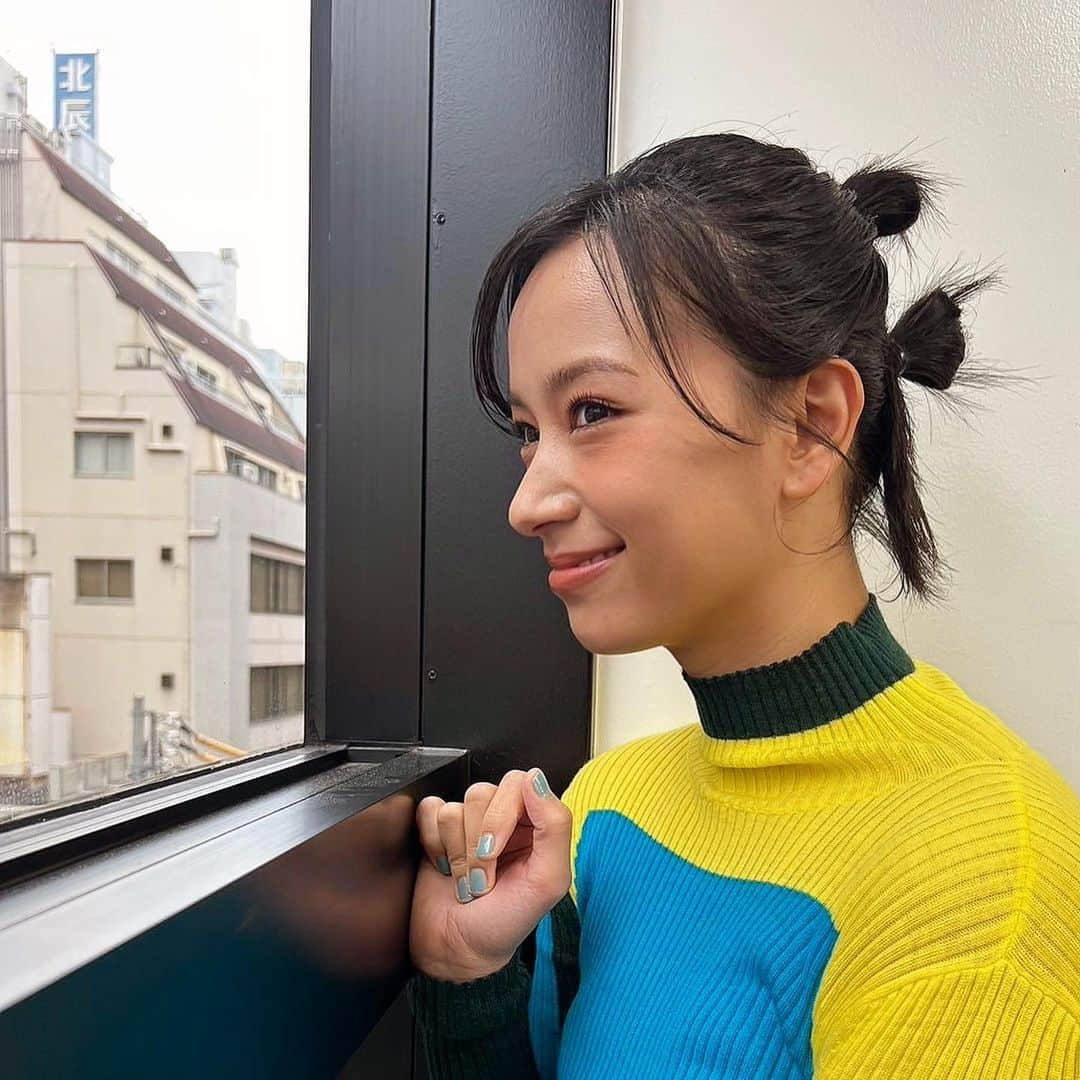 高橋ユウのインスタグラム：「今日は衣装に合わせてポップにしてもらいました🩵💛 @hairmakeupbylisayamaguchi   今日は日曜日ということで息子たちも現場へ。 倫壽はマネージャーのゆりなちゃんに抱っこしてもらって寝て、 禅清もめちゃ楽しんで居ました🙏🍀周りの皆さんのおかげで仕事できています。ありがたい。。 朝から「ドーナツ食べたい」と言っていた禅清。お仕事も付いてきてくれたし、仕事終わってからドーナツ屋さん🍩 ありがとうみんな🥹🥹」