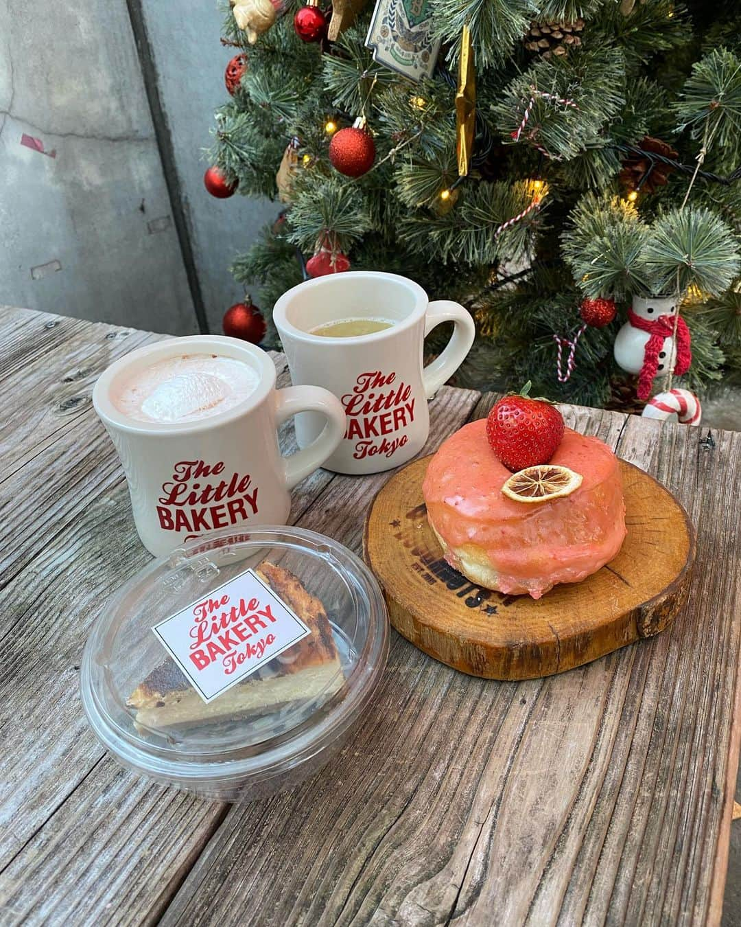 suzuhaのインスタグラム：「ㅤㅤㅤㅤㅤㅤㅤㅤㅤㅤㅤㅤㅤㅤㅤㅤ 東京で行きたかったｶﾌｪが ｸﾘｽﾏｽ仕様になってて可愛いかった🎄🎅 そんな日のｺｰﾃﾞ🥯 tops @marithe_kr  pants @envym_official  東京ｶﾌｪまだまだ行きたいところいっぱいあるなぁ…♥︎ #東京カフェ #tokyo」