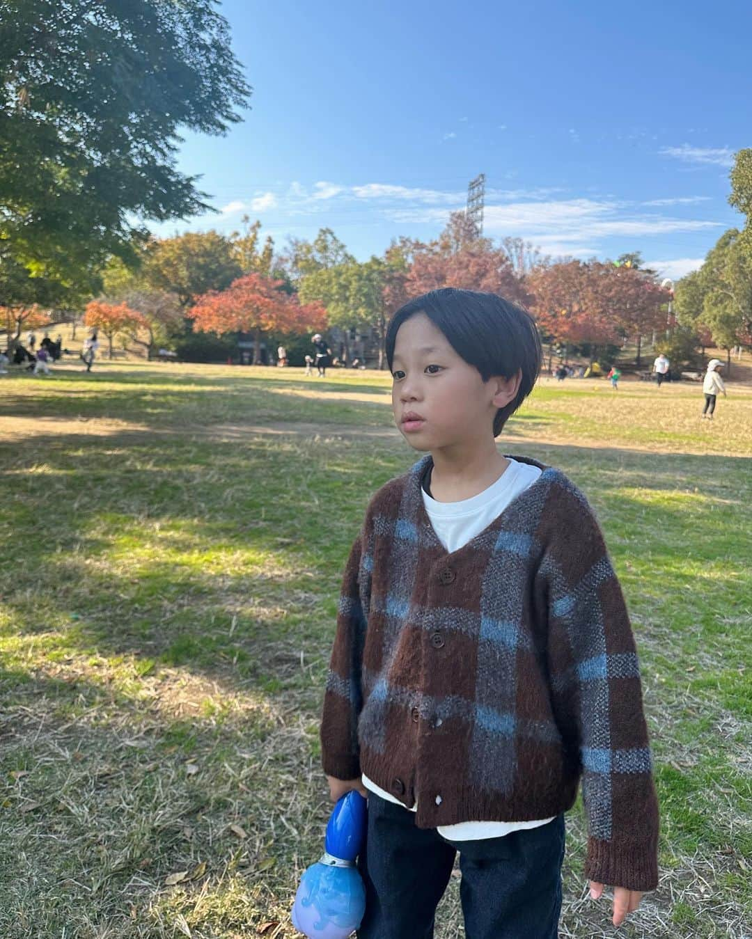 えぬくんさんのインスタグラム写真 - (えぬくんInstagram)「秋っぽい🍂🍁  最近は近所の公園でさえも大変すぎて 連れていくのが億劫になるけど…  やっぱり外は良いなあ🫶  遊具に目を光らすのはちょっとで ９割は永遠シャボン玉🫧してます笑  家に庭さえあれば永遠シャボン玉させてあげれるのにな🫠笑  #えぬくんちゃんねる #公園コーデ #男の子コーデ #男の子ママ #発達ゆっくりさん #自閉症」11月26日 21時11分 - sum.722