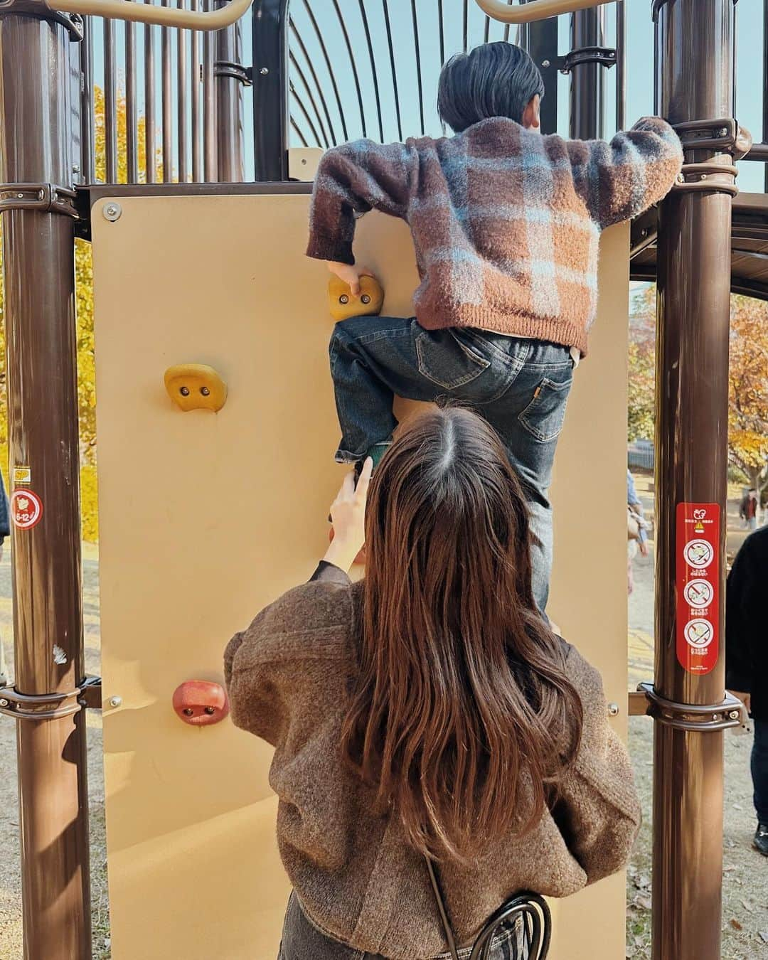 えぬくんさんのインスタグラム写真 - (えぬくんInstagram)「秋っぽい🍂🍁  最近は近所の公園でさえも大変すぎて 連れていくのが億劫になるけど…  やっぱり外は良いなあ🫶  遊具に目を光らすのはちょっとで ９割は永遠シャボン玉🫧してます笑  家に庭さえあれば永遠シャボン玉させてあげれるのにな🫠笑  #えぬくんちゃんねる #公園コーデ #男の子コーデ #男の子ママ #発達ゆっくりさん #自閉症」11月26日 21時11分 - sum.722