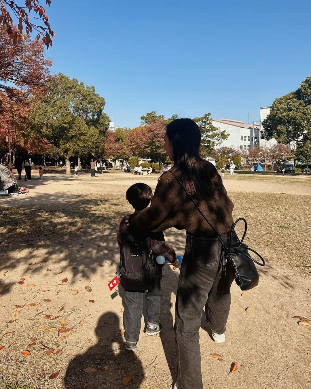 えぬくんさんのインスタグラム写真 - (えぬくんInstagram)「秋っぽい🍂🍁  最近は近所の公園でさえも大変すぎて 連れていくのが億劫になるけど…  やっぱり外は良いなあ🫶  遊具に目を光らすのはちょっとで ９割は永遠シャボン玉🫧してます笑  家に庭さえあれば永遠シャボン玉させてあげれるのにな🫠笑  #えぬくんちゃんねる #公園コーデ #男の子コーデ #男の子ママ #発達ゆっくりさん #自閉症」11月26日 21時11分 - sum.722