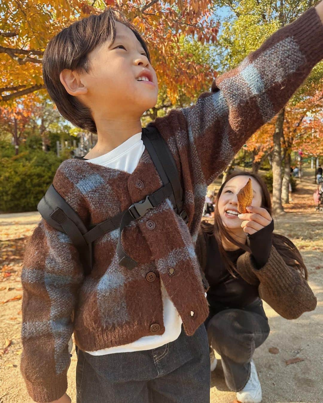 えぬくんのインスタグラム：「秋っぽい🍂🍁  最近は近所の公園でさえも大変すぎて 連れていくのが億劫になるけど…  やっぱり外は良いなあ🫶  遊具に目を光らすのはちょっとで ９割は永遠シャボン玉🫧してます笑  家に庭さえあれば永遠シャボン玉させてあげれるのにな🫠笑  #えぬくんちゃんねる #公園コーデ #男の子コーデ #男の子ママ #発達ゆっくりさん #自閉症」