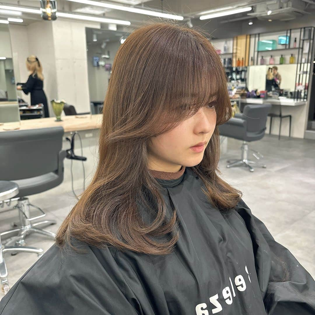 Beleza_official_instagramのインスタグラム：「𝒎𝒐𝒄𝒂 𝒃𝒆𝒊𝒈𝒆 × 𝒍𝒂𝒚𝒆𝒓𝒅 𝒄𝒖𝒕🤎　 今期のtrend hair♡ 艶感がマスト✔️  お肌がきれいに盛れるhair colorに、 レイヤー をたっぷりいれて ストレートでもワンカールでも上質盛れ🖤  ✔️【emi指名限定】カット+高級ケアカラー+内部補修トリートメント  より透明感を出したい方は ✔️【emi指名限定】Wケアカラー+内部補修トリートメント  . ハイダメージのリスクがある無理なブリーチをしなくても、透明感、色味をしっかり出せます♡  ※お客さま一人一人の髪質や今までのカラーの履歴などによって、一度のご来店でできる明るさ、透明感の度合いは変わってきます。  ご予約はプロフィールに記載のURLホットペッパーから 初回は髪の履歴や状態によりお時間が長くかかる可能性がありますのでハイブリーチメニューでのご予約がオススメです❕  ブリーチはだれを任せるかで仕上がりも、今後の髪の状態もとっても差がでる技術です ハイクオリティなヘア是非お任せください🎀  来店時にケアの方法もたっぷり お伝えします♡ ダメージレスでムラのない艶ハイトーン一緒に育てていきましょう🌙💫  #ヘアカラートレンド#ブリーチカラー#ブロンド#ハイトーンピンク#ピンクカラー#ハイトーンミルクティー#グレージュカラー#ミルクティーカラー#ピンクミルクティー#ミルクティーベージュ#ブロンドヘアー#ブロンドカラー#ハイトーンボブ#ピンクベージュ#ピンクブロンド#ホワイトベージュ#抜きっぱなし#抜きっぱなしブロンド #ミルクティーブロンド #emi_special#カシスカラー #チェリーピンク #レッドカラー #ワインレッド #顔まわりカット #顔まわりレイヤー #フェイスレイヤー#ブルーブラック#暗髪ロング」