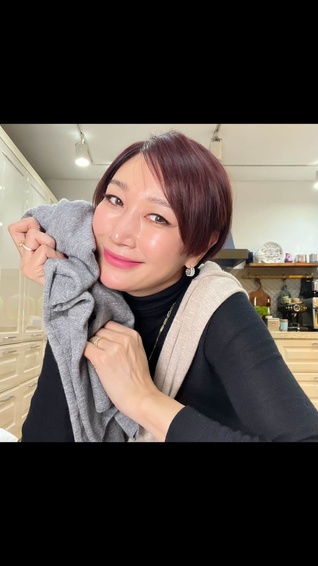 ピョン･ジョンスのインスタグラム：「촉감 만져보면 기절할꺼에요 ! 보들보들 ! 그냥 캐시미어 아니고 로로피아나원사의 캐시미어실크입니다  영상 잘 보시면 구매주의점 안내했어요  단 이틀만 오픈이라  프리오더 넘어가기전에 다른분들을 위해  딱 하실것만 하셔요  못하신분들 슬퍼합니다 🫣  지금 딱 니트 시즌이죠?  갑갑하지않은 터틀이고 가볍고  백화점에서도 인기있는제품이니  입어보면 알아요 😝  미리보기하시고 상세 체크하세요 🔜내일아침 마리호야터틀렉만 단독 오픈합니다  칼라 정하셨죠??」