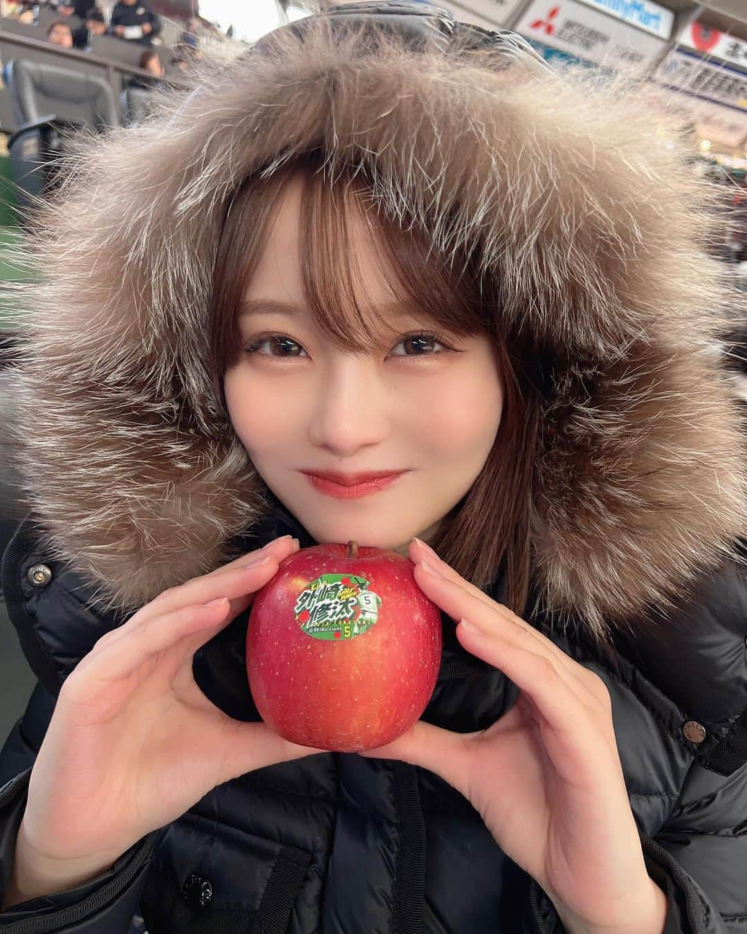 吉田恵美のインスタグラム：「はじめての #ファン感謝祭 いってきました🍎 めちゃくちゃ寒かったけどたのしかった〜！  #埼玉西武ライオンズ #seibulions  #ベルーナドーム」