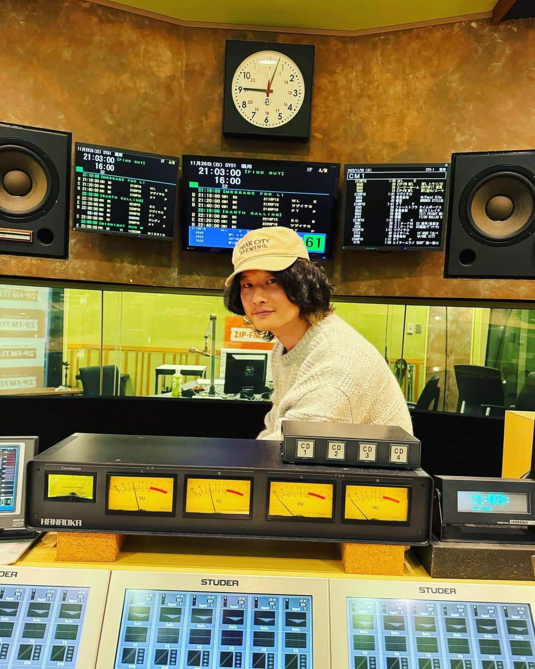 磯部寛之のインスタグラム：「Thanks everyone for tuning in! See you soon at our shows. Hiro 聞いてくれた皆さんありがとうございました！鍋の季節到来ですね。やっと。まんまと食べたくなりました。今日はアナログ盤もかけれて嬉しかったな。では皆さんまたライブで会いましょう。ゴリラジ次回は大晦日。そしてこいしゆうかさん、改めてありがとうございました！ひろ #alexandros #gorillaradio」