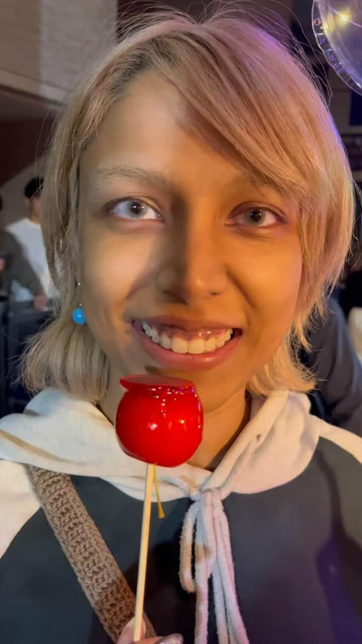 シャララジマのインスタグラム：「HAJIMETE NO 🍎RINGO AME!!!!!!」