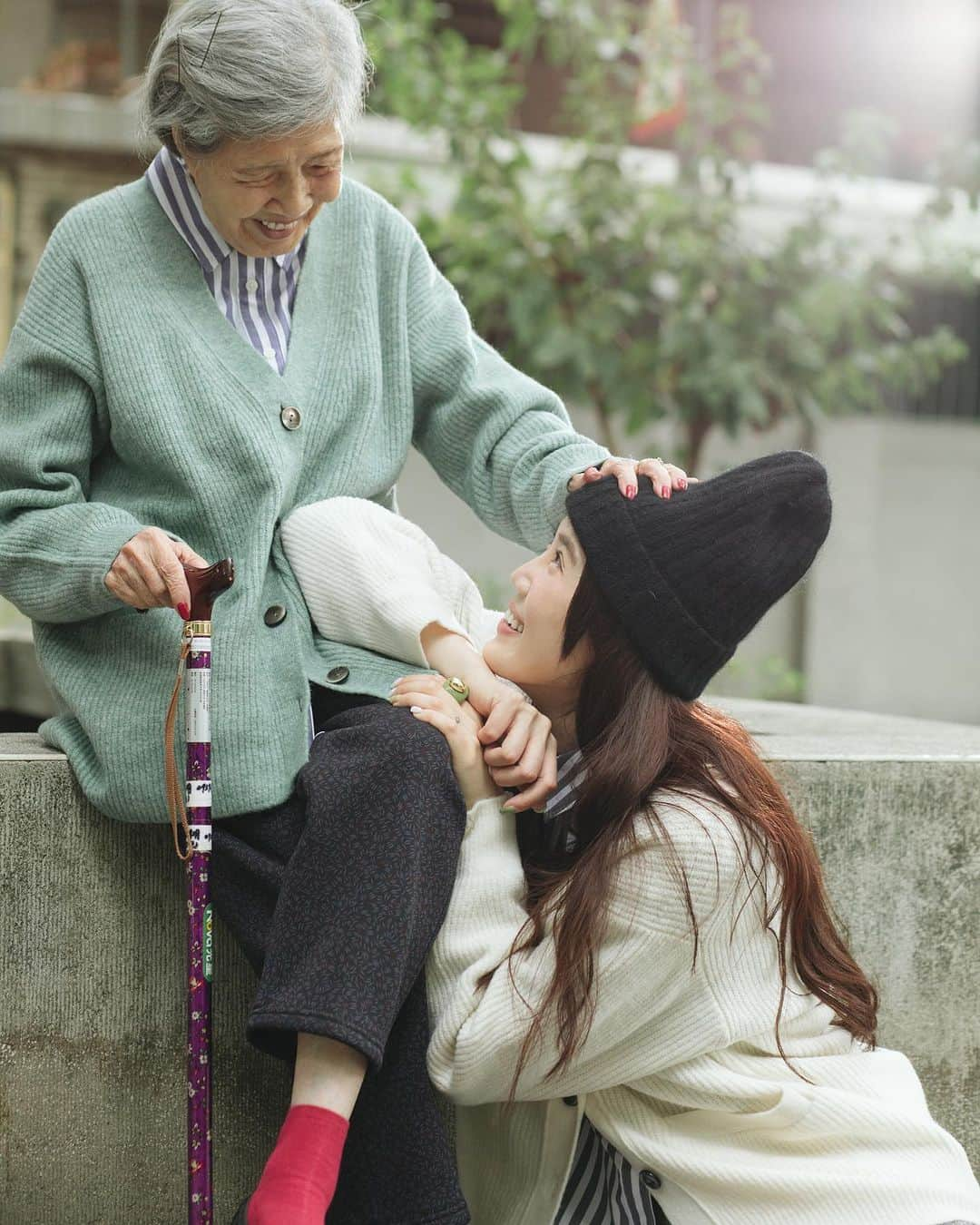 GU TAIWANさんのインスタグラム写真 - (GU TAIWANInstagram)「姥姥今年93歲 今天笑得像13歲  小的時候因為爸媽工作忙 我幾乎是姥姥帶大的  我永遠記得姥姥為了有氣喘的我戒菸 原本的她可是一天抽兩包的酷妹 結果為了孫女說戒就戒  這份感激一直放在我心中 今天終於有機會進行一個孫女報恩的動作  這次我發案給她約她一起拍照 她一開始很像在演手札情緣還是我的失憶女友 我跟她說了一次拍攝流程跟內容後她說好 隔天就忘記了  再跟她說一次 她又說好 到了隔天又問我為什麼要拍照 我就再跟她說一次： 「我要請妳當model！」 「我要給妳錢！」 如此這樣來來回回  最終在我給她薪水的那一刻 她才相信了（難道這就是所謂的見錢眼開？） 我們也順利完成了這次的拍攝 很感謝93歲的姥姥跟我一起玩  這次的 @gu_taiwan 感謝祭 讓我們一起穿上柔軟寬鬆長版開襟外套 材質再升級，膚觸更舒適 感謝祭首週（11/24-11/30）優惠價$790元喔！  共有五種顏色可供選擇 我穿白色搭配牛仔褲帥氣又簡單 姥姥穿綠色搭配娃娃鞋輕鬆又lady  GU舒適自在的衣服 讓我們跨越年齡一起穿上祖孫裝  一起走在小時候常走的路上 享受時尚、享受這個冬天！  GU感謝祭：11/24(五)－12/7(四) 年末最後一檔有超多優惠時尚單品還有GU與插畫家「消極男子」合作的超暖贈品，這個冬日就讓GU感謝祭溫暖你的身與心  大家可以趁這個感恩的季節，和身邊想感謝的對象表達感恩之情，可以讓被感謝的人多了生活的驚喜喔！  #GUTaiwan #GU感謝祭 #感謝U你 #YOURFREEDOM #讓時尚更自由」11月26日 21時12分 - gu_taiwan