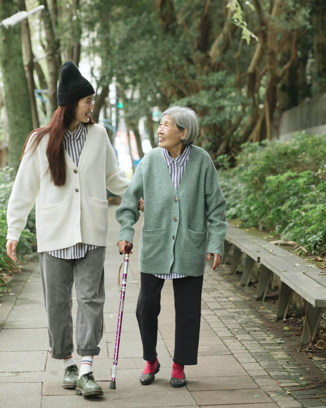 GU TAIWANさんのインスタグラム写真 - (GU TAIWANInstagram)「姥姥今年93歲 今天笑得像13歲  小的時候因為爸媽工作忙 我幾乎是姥姥帶大的  我永遠記得姥姥為了有氣喘的我戒菸 原本的她可是一天抽兩包的酷妹 結果為了孫女說戒就戒  這份感激一直放在我心中 今天終於有機會進行一個孫女報恩的動作  這次我發案給她約她一起拍照 她一開始很像在演手札情緣還是我的失憶女友 我跟她說了一次拍攝流程跟內容後她說好 隔天就忘記了  再跟她說一次 她又說好 到了隔天又問我為什麼要拍照 我就再跟她說一次： 「我要請妳當model！」 「我要給妳錢！」 如此這樣來來回回  最終在我給她薪水的那一刻 她才相信了（難道這就是所謂的見錢眼開？） 我們也順利完成了這次的拍攝 很感謝93歲的姥姥跟我一起玩  這次的 @gu_taiwan 感謝祭 讓我們一起穿上柔軟寬鬆長版開襟外套 材質再升級，膚觸更舒適 感謝祭首週（11/24-11/30）優惠價$790元喔！  共有五種顏色可供選擇 我穿白色搭配牛仔褲帥氣又簡單 姥姥穿綠色搭配娃娃鞋輕鬆又lady  GU舒適自在的衣服 讓我們跨越年齡一起穿上祖孫裝  一起走在小時候常走的路上 享受時尚、享受這個冬天！  GU感謝祭：11/24(五)－12/7(四) 年末最後一檔有超多優惠時尚單品還有GU與插畫家「消極男子」合作的超暖贈品，這個冬日就讓GU感謝祭溫暖你的身與心  大家可以趁這個感恩的季節，和身邊想感謝的對象表達感恩之情，可以讓被感謝的人多了生活的驚喜喔！  #GUTaiwan #GU感謝祭 #感謝U你 #YOURFREEDOM #讓時尚更自由」11月26日 21時12分 - gu_taiwan