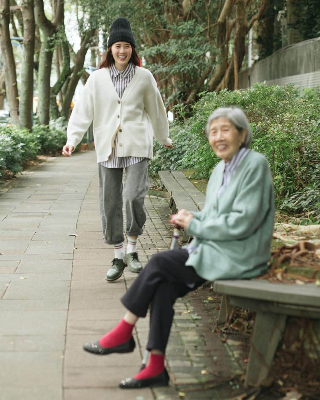 GU TAIWANさんのインスタグラム写真 - (GU TAIWANInstagram)「姥姥今年93歲 今天笑得像13歲  小的時候因為爸媽工作忙 我幾乎是姥姥帶大的  我永遠記得姥姥為了有氣喘的我戒菸 原本的她可是一天抽兩包的酷妹 結果為了孫女說戒就戒  這份感激一直放在我心中 今天終於有機會進行一個孫女報恩的動作  這次我發案給她約她一起拍照 她一開始很像在演手札情緣還是我的失憶女友 我跟她說了一次拍攝流程跟內容後她說好 隔天就忘記了  再跟她說一次 她又說好 到了隔天又問我為什麼要拍照 我就再跟她說一次： 「我要請妳當model！」 「我要給妳錢！」 如此這樣來來回回  最終在我給她薪水的那一刻 她才相信了（難道這就是所謂的見錢眼開？） 我們也順利完成了這次的拍攝 很感謝93歲的姥姥跟我一起玩  這次的 @gu_taiwan 感謝祭 讓我們一起穿上柔軟寬鬆長版開襟外套 材質再升級，膚觸更舒適 感謝祭首週（11/24-11/30）優惠價$790元喔！  共有五種顏色可供選擇 我穿白色搭配牛仔褲帥氣又簡單 姥姥穿綠色搭配娃娃鞋輕鬆又lady  GU舒適自在的衣服 讓我們跨越年齡一起穿上祖孫裝  一起走在小時候常走的路上 享受時尚、享受這個冬天！  GU感謝祭：11/24(五)－12/7(四) 年末最後一檔有超多優惠時尚單品還有GU與插畫家「消極男子」合作的超暖贈品，這個冬日就讓GU感謝祭溫暖你的身與心  大家可以趁這個感恩的季節，和身邊想感謝的對象表達感恩之情，可以讓被感謝的人多了生活的驚喜喔！  #GUTaiwan #GU感謝祭 #感謝U你 #YOURFREEDOM #讓時尚更自由」11月26日 21時12分 - gu_taiwan