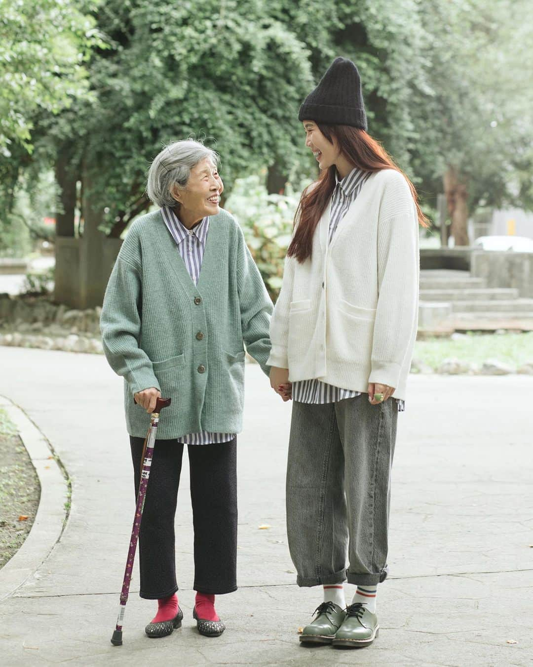 GU TAIWANさんのインスタグラム写真 - (GU TAIWANInstagram)「姥姥今年93歲 今天笑得像13歲  小的時候因為爸媽工作忙 我幾乎是姥姥帶大的  我永遠記得姥姥為了有氣喘的我戒菸 原本的她可是一天抽兩包的酷妹 結果為了孫女說戒就戒  這份感激一直放在我心中 今天終於有機會進行一個孫女報恩的動作  這次我發案給她約她一起拍照 她一開始很像在演手札情緣還是我的失憶女友 我跟她說了一次拍攝流程跟內容後她說好 隔天就忘記了  再跟她說一次 她又說好 到了隔天又問我為什麼要拍照 我就再跟她說一次： 「我要請妳當model！」 「我要給妳錢！」 如此這樣來來回回  最終在我給她薪水的那一刻 她才相信了（難道這就是所謂的見錢眼開？） 我們也順利完成了這次的拍攝 很感謝93歲的姥姥跟我一起玩  這次的 @gu_taiwan 感謝祭 讓我們一起穿上柔軟寬鬆長版開襟外套 材質再升級，膚觸更舒適 感謝祭首週（11/24-11/30）優惠價$790元喔！  共有五種顏色可供選擇 我穿白色搭配牛仔褲帥氣又簡單 姥姥穿綠色搭配娃娃鞋輕鬆又lady  GU舒適自在的衣服 讓我們跨越年齡一起穿上祖孫裝  一起走在小時候常走的路上 享受時尚、享受這個冬天！  GU感謝祭：11/24(五)－12/7(四) 年末最後一檔有超多優惠時尚單品還有GU與插畫家「消極男子」合作的超暖贈品，這個冬日就讓GU感謝祭溫暖你的身與心  大家可以趁這個感恩的季節，和身邊想感謝的對象表達感恩之情，可以讓被感謝的人多了生活的驚喜喔！  #GUTaiwan #GU感謝祭 #感謝U你 #YOURFREEDOM #讓時尚更自由」11月26日 21時12分 - gu_taiwan