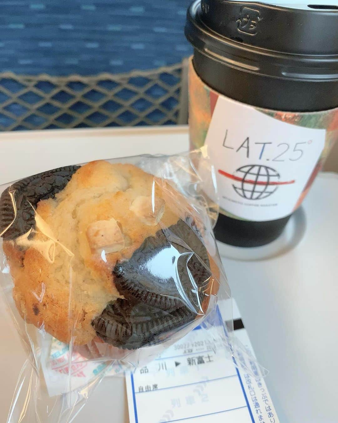 櫛野久美子のインスタグラム：「【旅のお供🍪と富士へ】 ⁡ 初めて行く土地って 遠くイメージしがちなのは 私だけ？ ⁡ ⁡ 新富士駅って 品川から新幹線に乗って 約1時間 ⁡ 近いのね😊 ⁡ ⁡ 途中の 「次は熱海」のアナウンスで 降りたくなった♨️ ⁡  ⁡ 今日もステキな午後を。 ⁡ ⁡ 　 ⁡ ⁡ #リバースエイジング #若返りたくない人っているのかな #新しい出逢い #波長の合う人と一緒に #美しく生きる #現状維持は衰退」