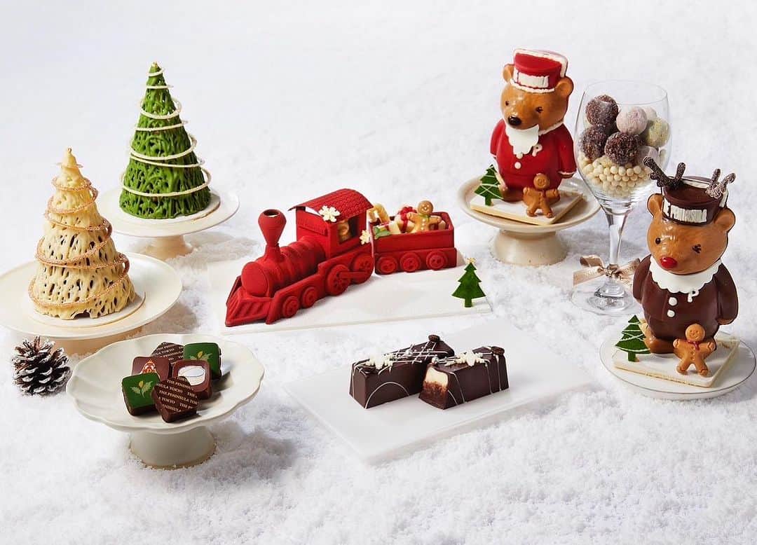 The Peninsula Tokyo/ザ・ペニンシュラ東京さんのインスタグラム写真 - (The Peninsula Tokyo/ザ・ペニンシュラ東京Instagram)「クリスマスが1ヶ月後に迫っていますね！ホテル地下1階「ザ・ペニンシュラ ブティック＆カフェ」では数々のクリスマスケーキやチョコレートなどのクリスマススイーツをご用意して皆さまのご予約をお待ちしております♪🎄🎅🎂   Santa’s secret stash? Nope, it’s just The Peninsula Boutique & Café! 🎅🍫 Unwrap joy with festive hampers, Christmas cakes, and the chocolaty wonders that will make your taste buds dance.」11月26日 12時16分 - thepeninsulatokyo