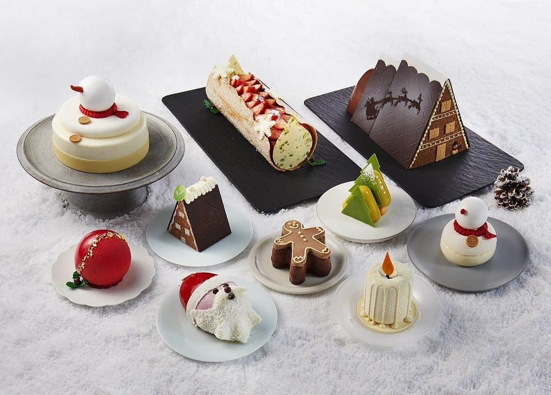 The Peninsula Tokyo/ザ・ペニンシュラ東京のインスタグラム：「クリスマスが1ヶ月後に迫っていますね！ホテル地下1階「ザ・ペニンシュラ ブティック＆カフェ」では数々のクリスマスケーキやチョコレートなどのクリスマススイーツをご用意して皆さまのご予約をお待ちしております♪🎄🎅🎂   Santa’s secret stash? Nope, it’s just The Peninsula Boutique & Café! 🎅🍫 Unwrap joy with festive hampers, Christmas cakes, and the chocolaty wonders that will make your taste buds dance.」