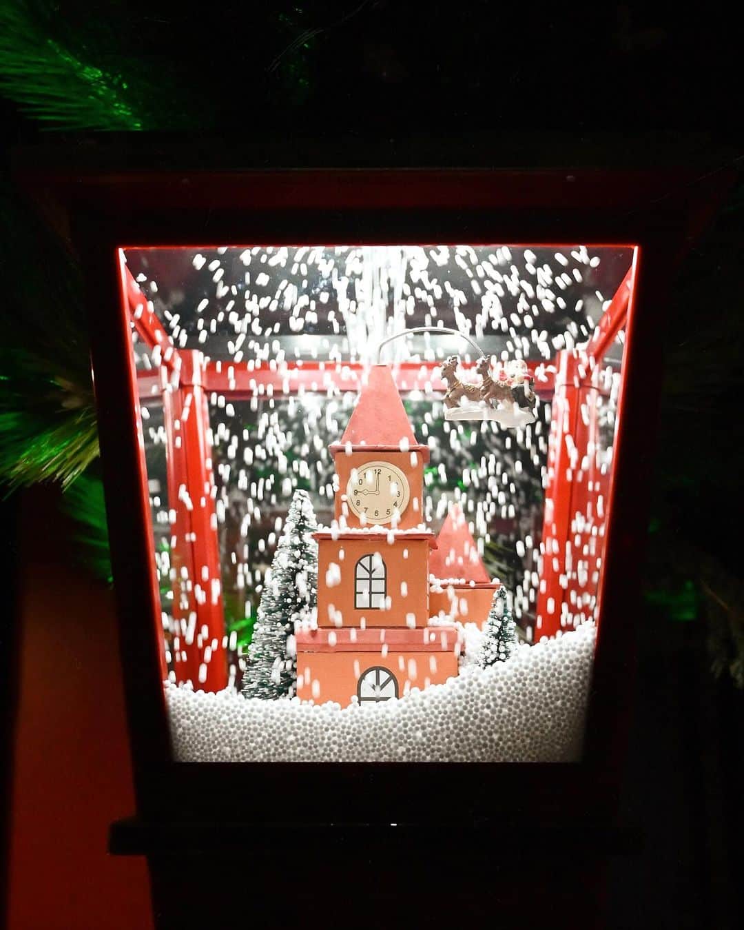 MEGさんのインスタグラム写真 - (MEGInstagram)「冬のアートアクアリウム 「星降る銀座のクリスマス」が11月23日より開催されています🎄🎅🏻  室内でクリスマスイルミネーションが輝く空間は金魚が泳ぐ水槽までもクリスマスカラーだった😌  季節によって変わる銀座アートアクアリウム美術館。何回行っても楽しい。  デートや女子会ランチの後にふらっと寄るのも良い。  📍 東京都中央区銀座4-6-16 銀座三越 新館9階(メトロ銀座駅地下からそのまま行ける)  @artaquarium_tm_official  #tokyotravel #artaquarium  #ginza #tokyo #東京デートスポット  #銀座 #アートアクアリウム美術館GINZA #銀座の金魚#クリスマス#東京観光 #pr」11月26日 12時17分 - _meg_7