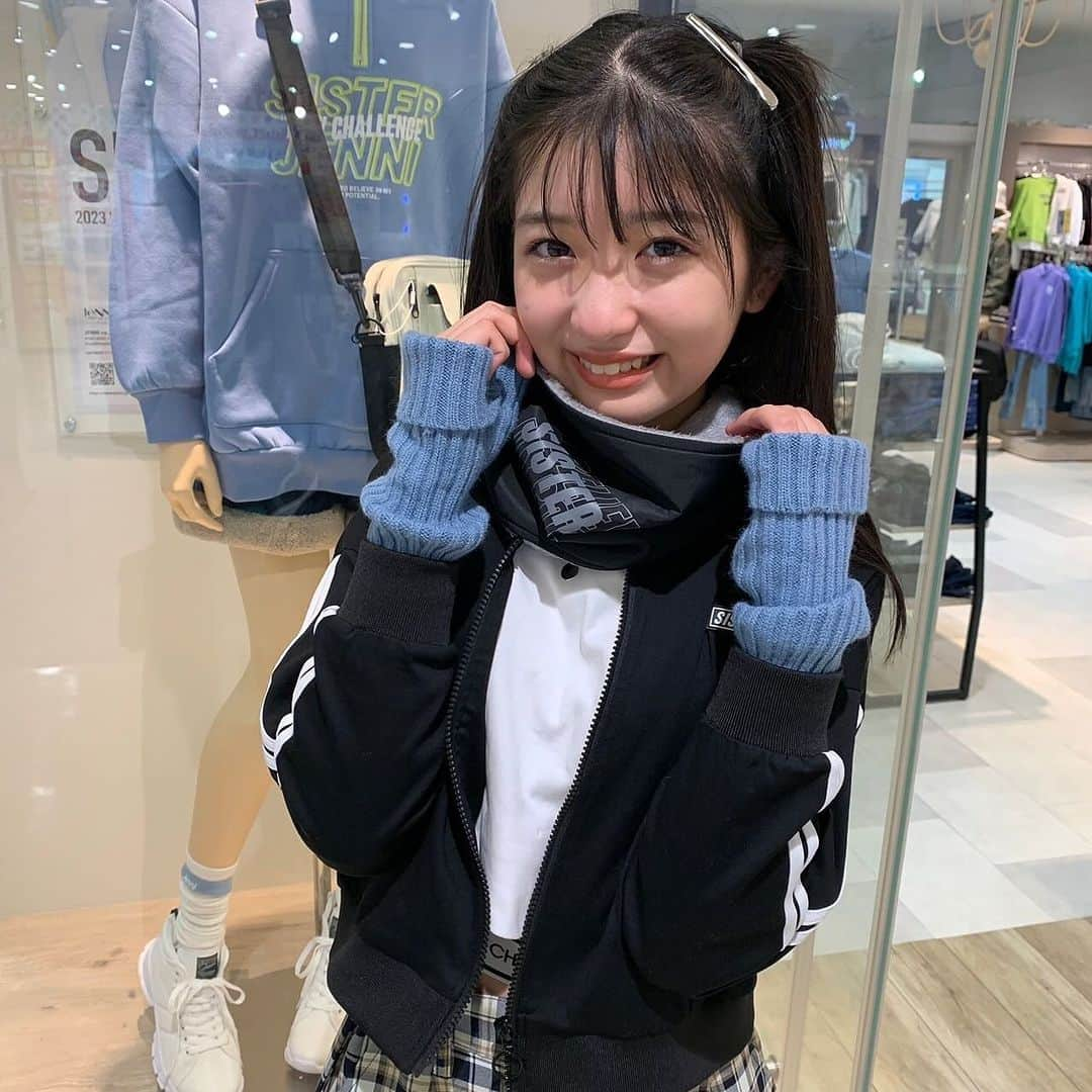 シスタージェニィさんのインスタグラム写真 - (シスタージェニィInstagram)「あいらちゃんが来てくれた日💖 ̖́-‬この日もとってもかわいかった…🙈❤︎.*  寒くなってきたからノベルティのリバーシブルネックウォーマーが活躍！⛄❄  あいらちゃんのサインもかわいから見てね🐰💓  #sisterjenni #シスタージェニィ  #新井葵来 #イメモ #ニコプチ #冬服」11月26日 12時19分 - sisterjenni_official