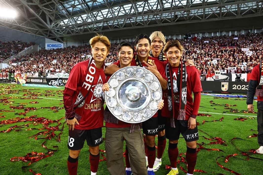 齊藤未月さんのインスタグラム写真 - (齊藤未月Instagram)「. LEAGUE CHAMPIONS 🏆  ヴィッセル神戸に関わる全ての人の力で掴んだ優勝。  より強く、逞しく目指すものを掴みにいきましょう。  まだまだこっから！！！  #visselkobe  #一致団結 #楽天モバイル #16」11月26日 12時30分 - mitsukisaito