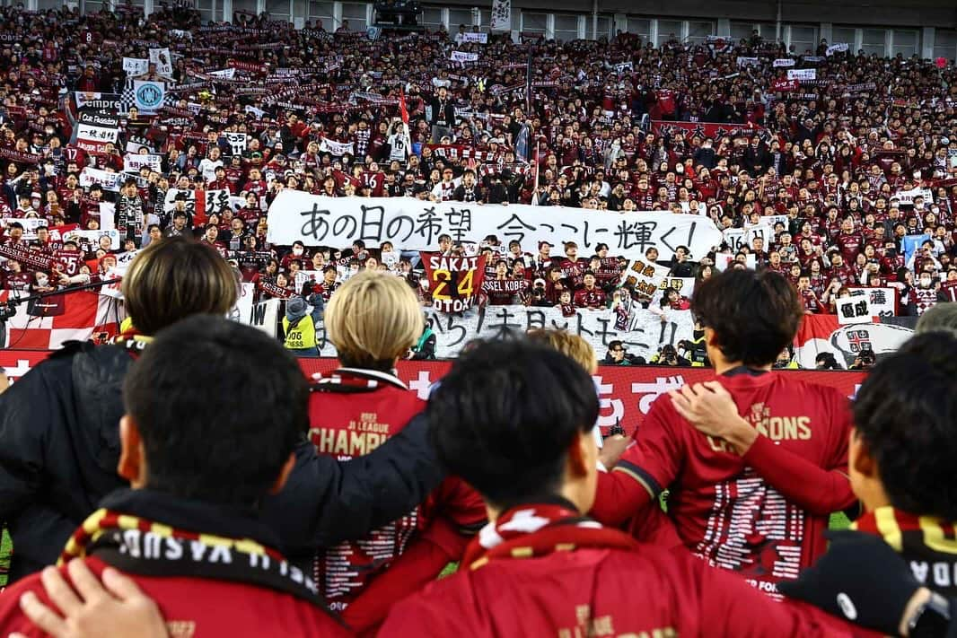 齊藤未月さんのインスタグラム写真 - (齊藤未月Instagram)「. LEAGUE CHAMPIONS 🏆  ヴィッセル神戸に関わる全ての人の力で掴んだ優勝。  より強く、逞しく目指すものを掴みにいきましょう。  まだまだこっから！！！  #visselkobe  #一致団結 #楽天モバイル #16」11月26日 12時30分 - mitsukisaito