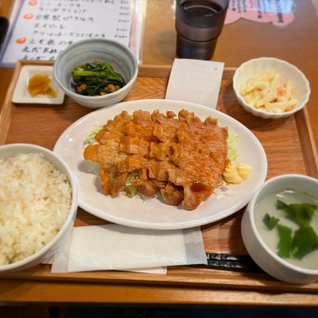 木村ひさしのインスタグラム：「最高のおっさんの昼ごはん。 よねやまのぶたやき　ぶたやき四枚＋ニラキムチ納豆 久々にノーマル！美味い！ #最高のおっさんの肉 #よねやまのぶたやき #髙田馬場ごはん」