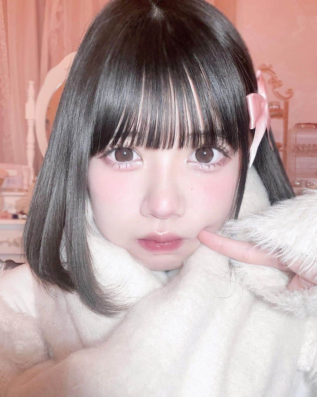 のインスタグラム：「🧁🐰  冬のきゅるきゅるピンクメイク❄🎀 2枚目に使用コスメかいてあるよ👆🏻   #伊藤沙音 #nicola #ニコモ #ニコラ12月号発売中」