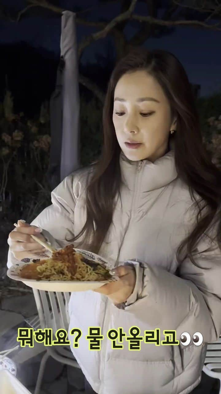 オ・ナラのインスタグラム：「제일 맛있는 라면은? ■남이 끓여주는 라면 🍜  ■야외에서 먹는 라면 🍜 🍜  ■다이어트 끝내고 처음먹는 라면 🍜 🍜 🍜」