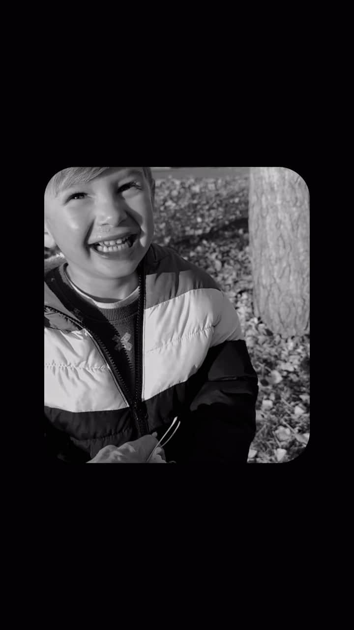 カミーユ・グアティのインスタグラム：「Autumn 🍂   📽️ @richardguaty   #memories #fall #autumn #photography #magic」
