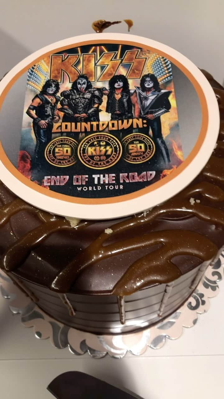 ジーン・シモンズのインスタグラム：「muahahaha. 🤘🏼」