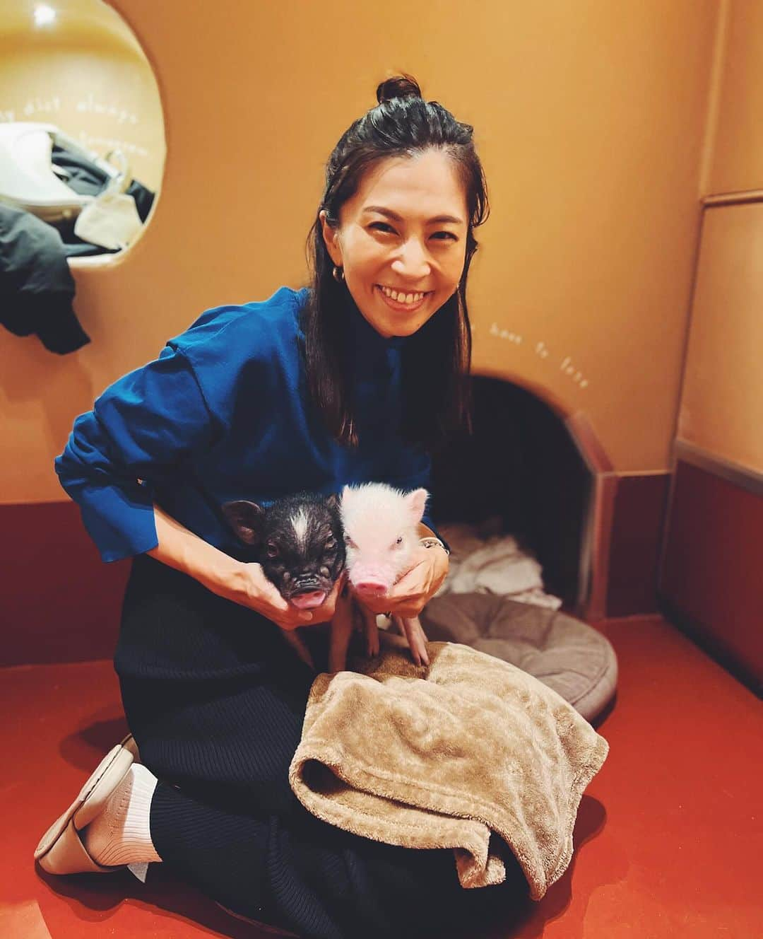 安田美沙子さんのインスタグラム写真 - (安田美沙子Instagram)「ブタ🐖さんに会いに行ってきました🐽  可愛すぎて癒された🤍🤍🤍  甘えん坊で、ちっちゃくて、しっぽふりふりして。。  たまらなかった❤️  またすぐ会いに行きたい🐷  #ブタ #ブタカフェ #エジプト博物館 #初体験だらけ」11月26日 12時31分 - yasuda_misako