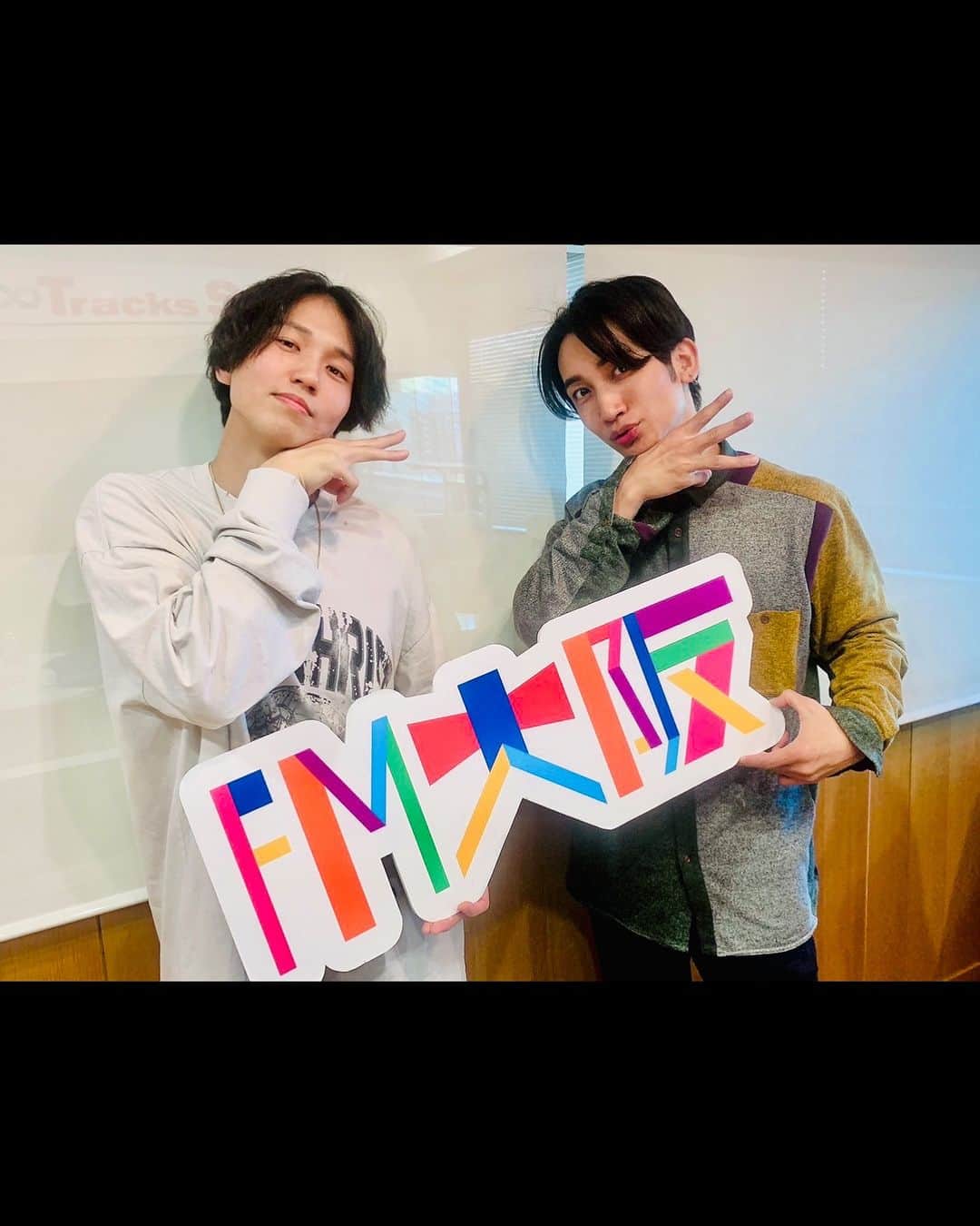 桜井雅斗のインスタグラム：「11月17日のスマフラには すりぃ さんがゲストに登場！！  顔出し解禁、自身での歌唱のみで綴ったアルバム【グラデーション】のお話をお伺いしました！ 実は記憶が無くなるほどお酒を飲むのが大好きだとか…！🍶  ビューティ✨ポーズもすりぃだけに3本指でアレンジしてくれました🙌」