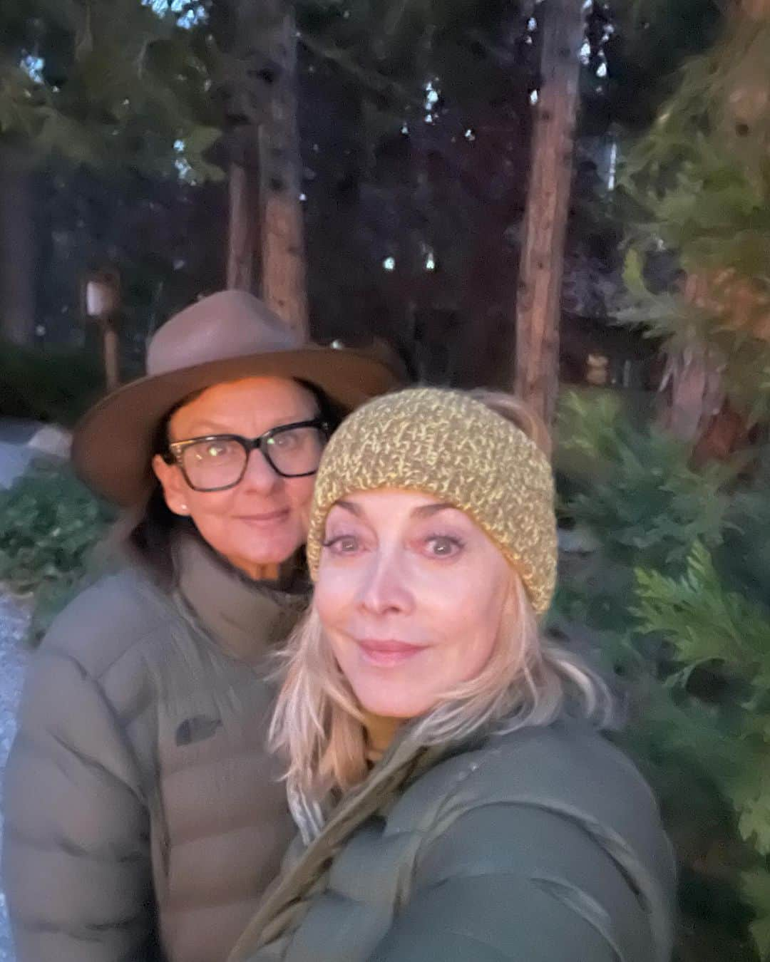 シャロン・ローレンスさんのインスタグラム写真 - (シャロン・ローレンスInstagram)「Friendships flourish in this forest town. Idyllwild on a #thanksgiving weekend with long time pals @meredithscottlynn , of @writebrainbooks  and at the #harvest market and relaxing at @georgiesmith_home and @melissgoddard serene cabin. I’m grateful for these #mountaingirls 🙏🏻」11月26日 12時34分 - sharonelawrence