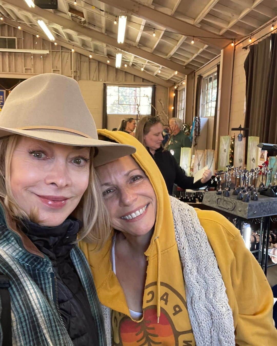 シャロン・ローレンスさんのインスタグラム写真 - (シャロン・ローレンスInstagram)「Friendships flourish in this forest town. Idyllwild on a #thanksgiving weekend with long time pals @meredithscottlynn , of @writebrainbooks  and at the #harvest market and relaxing at @georgiesmith_home and @melissgoddard serene cabin. I’m grateful for these #mountaingirls 🙏🏻」11月26日 12時34分 - sharonelawrence