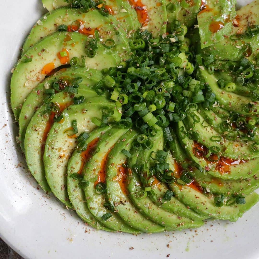のインスタグラム：「アボカド刺身🥑 〜花椒ナンプラー風味〜  アボカドを薄切りにして、小葱を散らし、 花椒を削り入れ、すこーしのナンプラー、 レモン汁、太白ごま油、ラー油を回し入れてたら完成🤤✨  アボカドの甘さや、花椒のシビレ、 ナンプラーの旨みとラー油の辛さが良い感じです😊  簡単ですが、 サッとこーゆーのがあると嬉しいですよね！  副菜にも、つまみにも🍻  #アボカド #エダジュン」