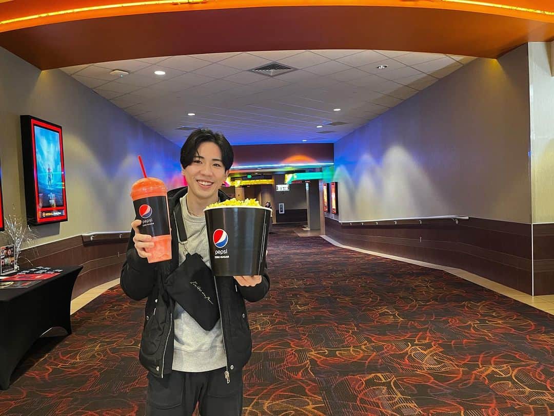 鎌田詩温さんのインスタグラム写真 - (鎌田詩温Instagram)「IMAXもポップコーンもフローズンも迫力すごすぎた😳  #IMAX #movie #popcorn #🎬 #🍿 #🥤  #小顔効果」11月26日 12時40分 - sion_ice.18