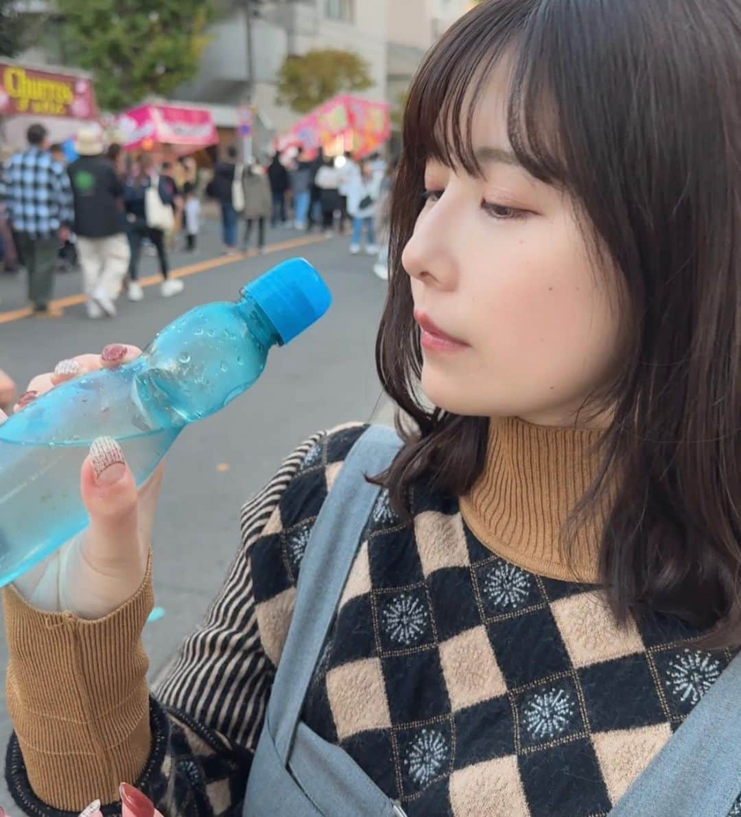 有村藍里さんのインスタグラム写真 - (有村藍里Instagram)「先日、初めて酉の市に行ってきました🕊️お昼に行ったので気候も寒すぎず散策にはちょうど良かったです。色々な屋台グルメがあって楽しかったです。喉が渇いて飲み物探してたら見つけたラムネ。大好き。」11月26日 12時41分 - arimuraairi
