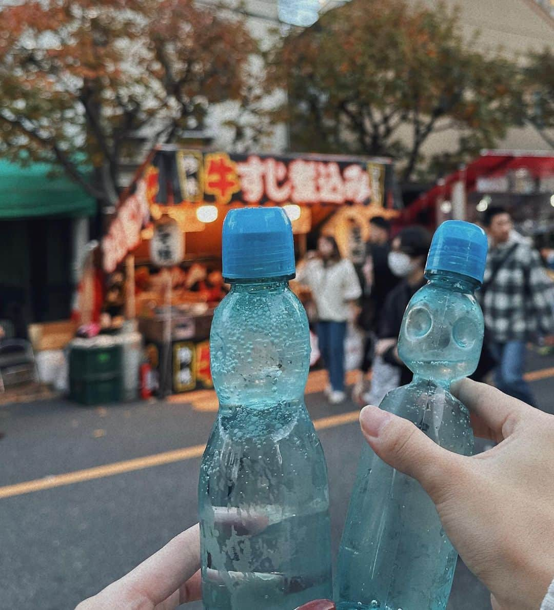 有村藍里さんのインスタグラム写真 - (有村藍里Instagram)「先日、初めて酉の市に行ってきました🕊️お昼に行ったので気候も寒すぎず散策にはちょうど良かったです。色々な屋台グルメがあって楽しかったです。喉が渇いて飲み物探してたら見つけたラムネ。大好き。」11月26日 12時41分 - arimuraairi