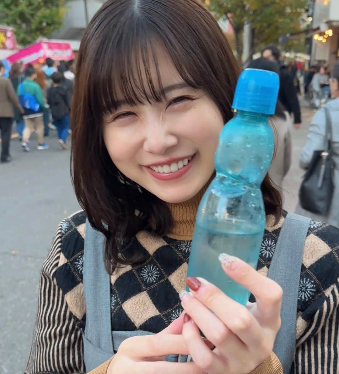 有村藍里のインスタグラム：「先日、初めて酉の市に行ってきました🕊️お昼に行ったので気候も寒すぎず散策にはちょうど良かったです。色々な屋台グルメがあって楽しかったです。喉が渇いて飲み物探してたら見つけたラムネ。大好き。」